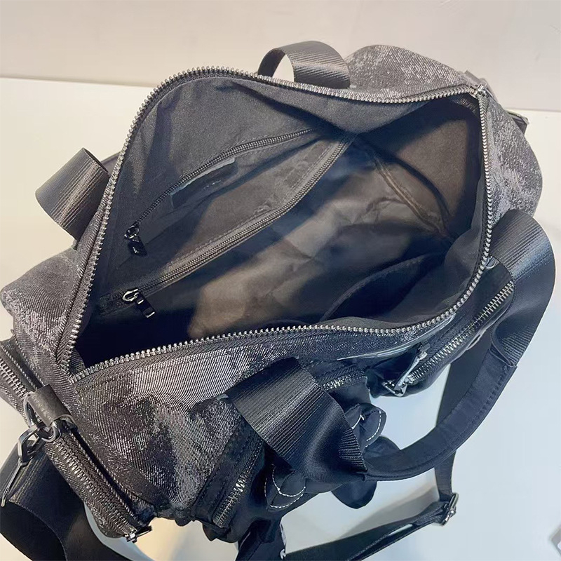 Denim ženska torbica s zatvaračem na zip, trodimenzionalni dizajn, tri naramenice, poliester podstava, unutarnji džep sa zipom i džep za telefon