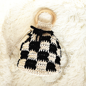 Szövött vödörtáska fa fogantyúval, pamut-len anyag, húzózsinóros nyitás, belső dokumentumzseb, egyenes vállpánt