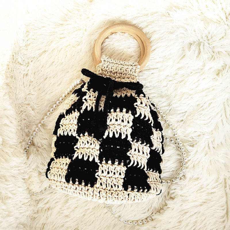 Szövött vödörtáska fa fogantyúval, pamut-len anyag, húzózsinóros nyitás, belső dokumentumzseb, egyenes vállpánt