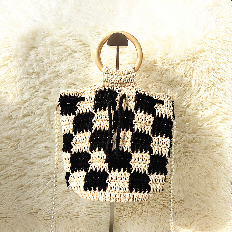 Szövött vödörtáska fa fogantyúval, pamut-len anyag, húzózsinóros nyitás, belső dokumentumzseb, egyenes vállpánt