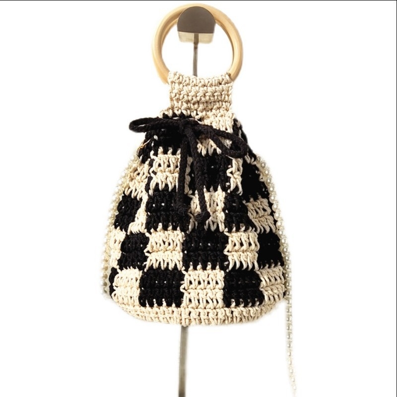 Szövött vödörtáska fa fogantyúval, pamut-len anyag, húzózsinóros nyitás, belső dokumentumzseb, egyenes vállpánt