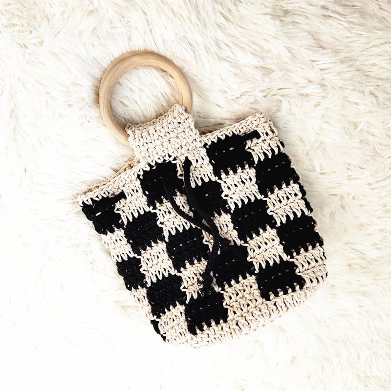 Szövött vödörtáska fa fogantyúval, pamut-len anyag, húzózsinóros nyitás, belső dokumentumzseb, egyenes vállpánt