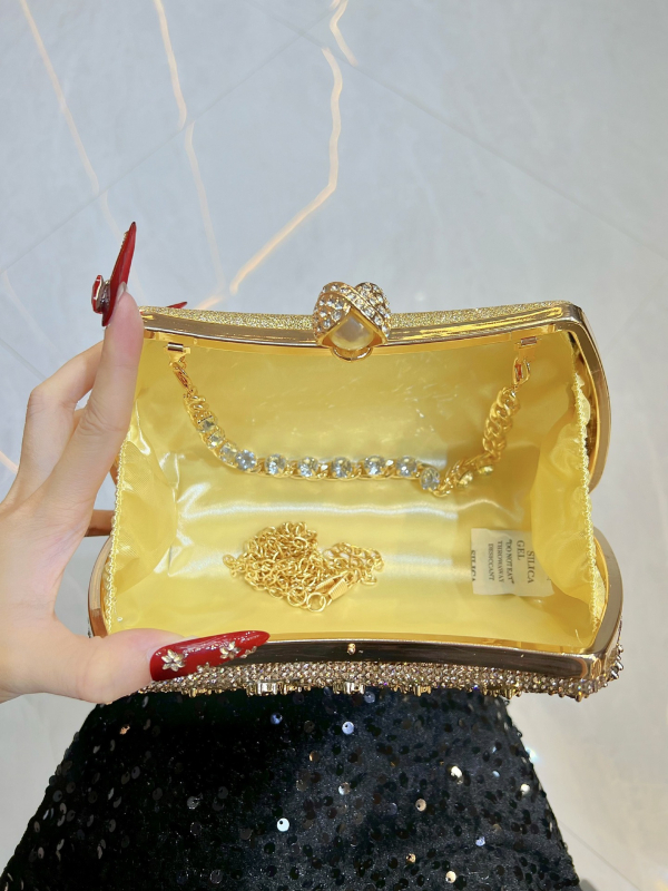 Чанта за ръка с кристални украси, полиестерен материал, кофообразна форма, верижна презрамка, закопчаване с катарама