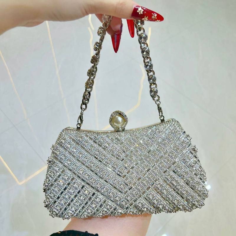 Чанта за ръка с кристални украси, полиестерен материал, кофообразна форма, верижна презрамка, закопчаване с катарама