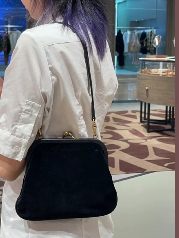 Velúr telefon táska hímzéssel, friss és édes stílus, négyzet alakú crossbody oldaltáska lánccal, 2024 tavasz