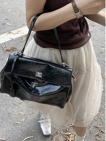 PU bőr Kelly táska, függőleges négyzetes formájú, kapoccsal záródó, belső cipzáras zseb