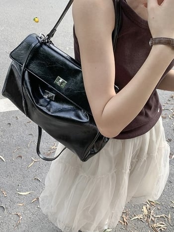 PU bőr Kelly táska, függőleges négyzetes formájú, kapoccsal záródó, belső cipzáras zseb