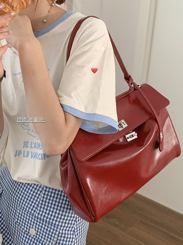 PU bőr Kelly táska, függőleges négyzetes formájú, kapoccsal záródó, belső cipzáras zseb