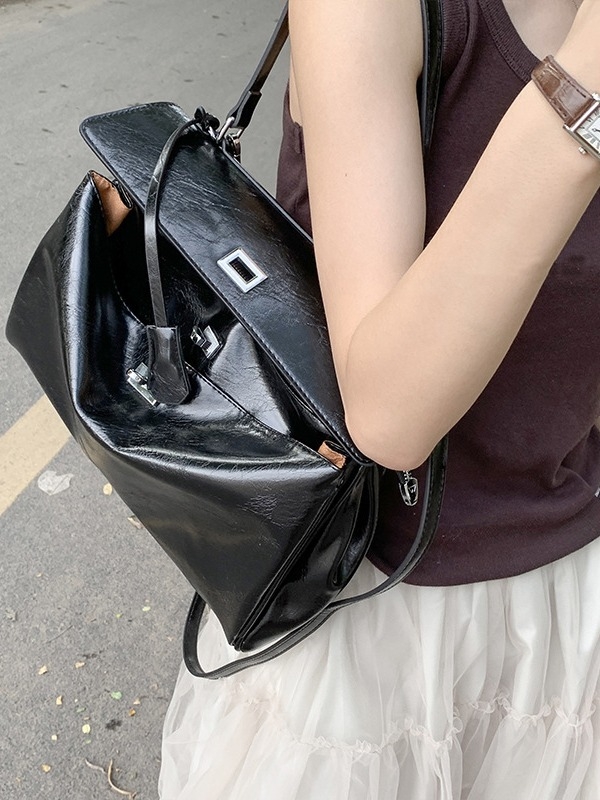 PU bőr Kelly táska, függőleges négyzetes formájú, kapoccsal záródó, belső cipzáras zseb