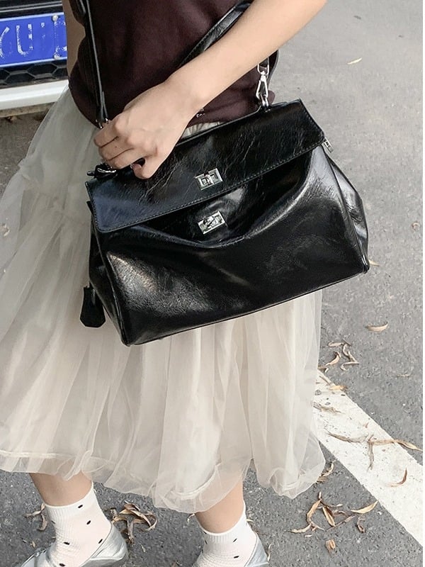 PU bőr Kelly táska, függőleges négyzetes formájú, kapoccsal záródó, belső cipzáras zseb