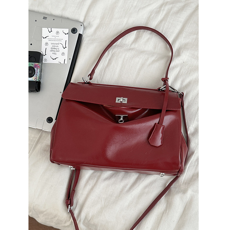 PU bőr Kelly táska, függőleges négyzetes formájú, kapoccsal záródó, belső cipzáras zseb