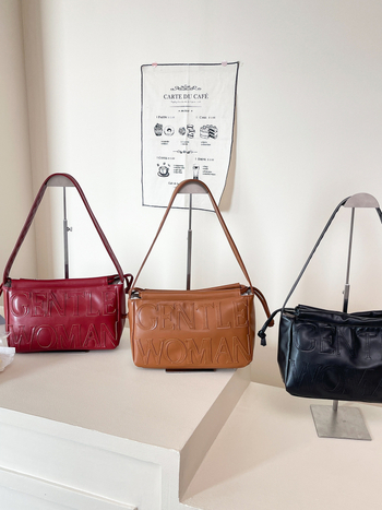 Női PU bőr Crossbody táska, városi minimalist stílus, horizontálisan négyszögletes forma, cipzárral záródik