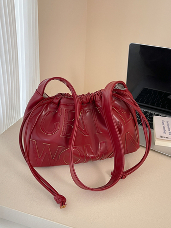 Női PU bőr Crossbody táska, városi minimalist stílus, horizontálisan négyszögletes forma, cipzárral záródik