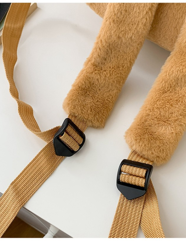 Capybara plišani crossbody ruksak, dječji crtani stil, baršunasti materijal, uspravni kvadratni oblik, zatvaranje zatvaračem, laminirani unutarnji džep