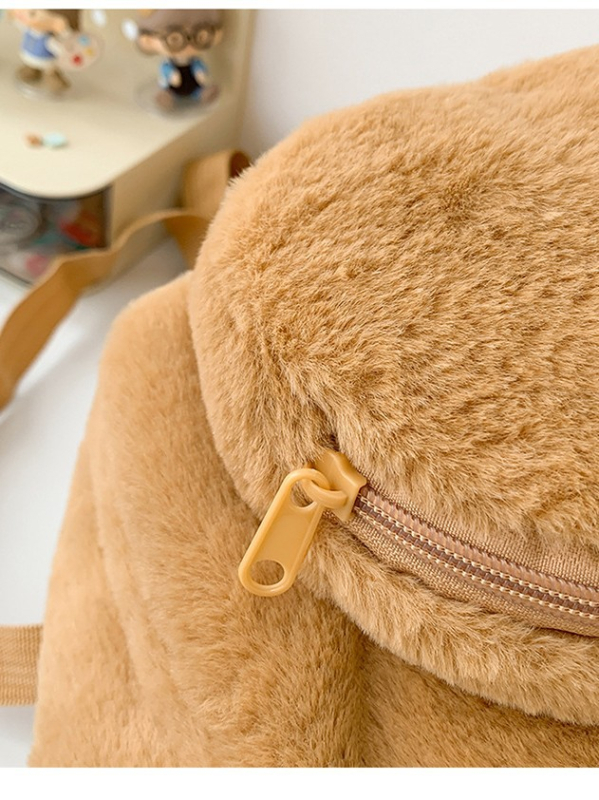 Capybara plišani crossbody ruksak, dječji crtani stil, baršunasti materijal, uspravni kvadratni oblik, zatvaranje zatvaračem, laminirani unutarnji džep