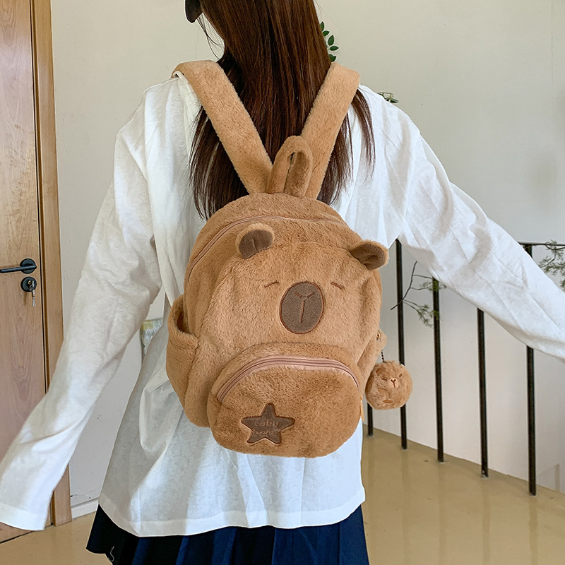 Capybara plišani crossbody ruksak, dječji crtani stil, baršunasti materijal, uspravni kvadratni oblik, zatvaranje zatvaračem, laminirani unutarnji džep