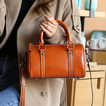 Torba od prave kože Boston crossbody, vodoravni kvadratni oblik, zatvarač, unutarnje džepove: džep sa zatvaračem, džep za telefon, laminirani džep sa zatvaračem, zimska kolekcija 2025