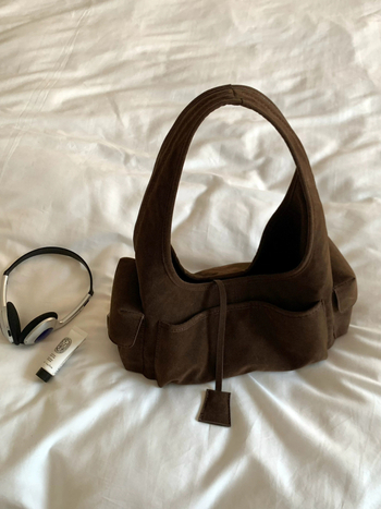 Retro szarvasbőr válltáska, őszi 2025, cipzáros zseb.