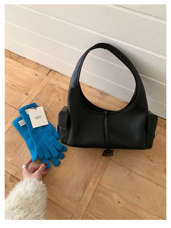 Retro szarvasbőr válltáska, őszi 2025, cipzáros zseb.