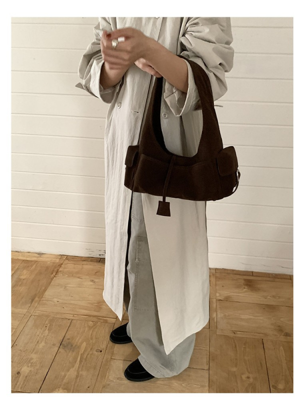 Retro szarvasbőr válltáska, őszi 2025, cipzáros zseb.