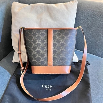 Arc de Triomphe inspirált hengeralakú bucket táska, PVC anyag, zár, belső zsebek telefonhoz és ID-hez