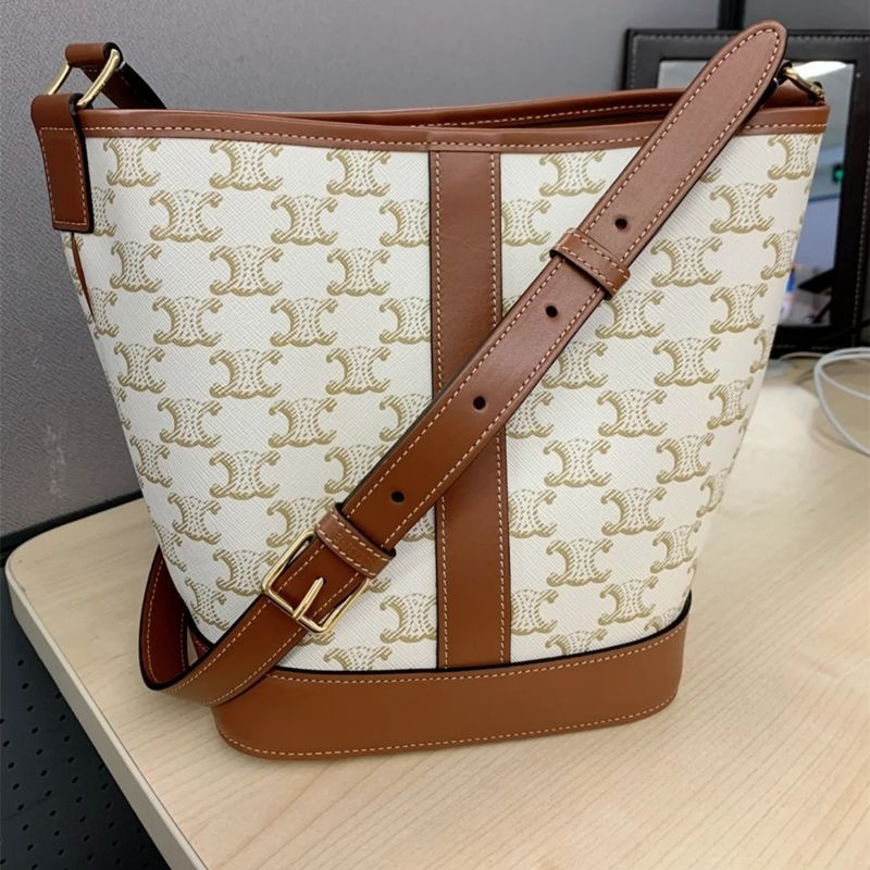 Arc de Triomphe inspirált hengeralakú bucket táska, PVC anyag, zár, belső zsebek telefonhoz és ID-hez