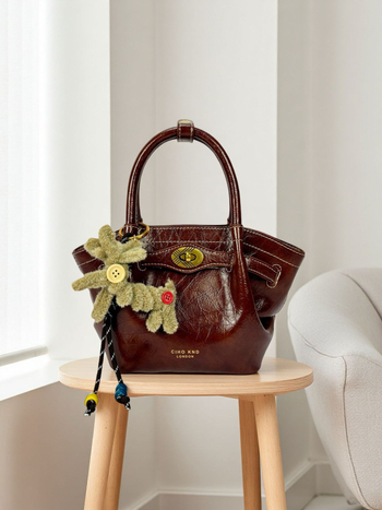 Kézitáska utcai stílusban, PU anyagból, horizontális négyzet alak, zipzár a nyitáshoz, belső cipzáras zseb, egy vállpánt, mindennapi használatra — Őszi 2025