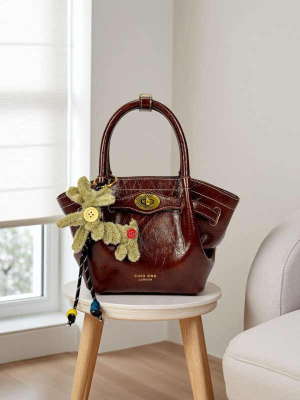 Kézitáska utcai stílusban, PU anyagból, horizontális négyzet alak, zipzár a nyitáshoz, belső cipzáras zseb, egy vállpánt, mindennapi használatra — Őszi 2025