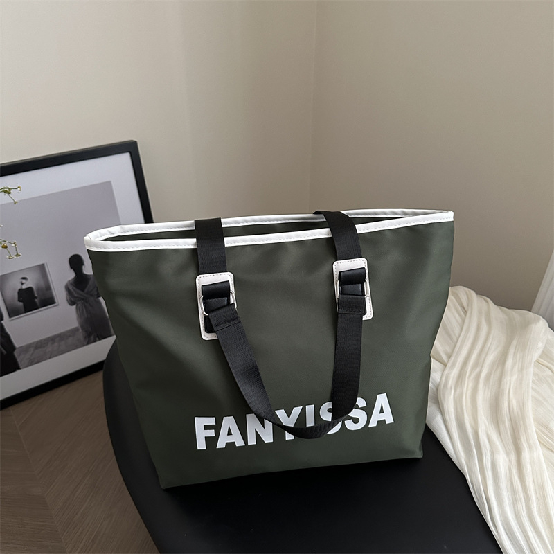 ACKCA PU Tote táska cipzárral, vízszintes négyzet alakú, belső zsebek telefon és személyi igazolvány számára