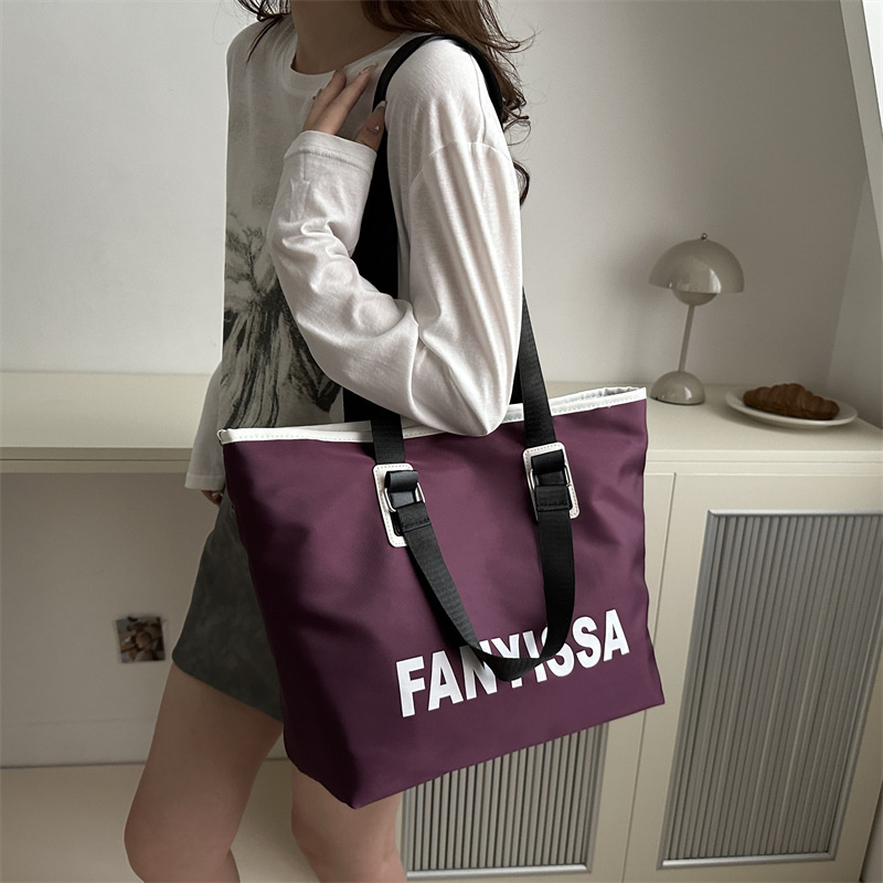 ACKCA PU Tote táska cipzárral, vízszintes négyzet alakú, belső zsebek telefon és személyi igazolvány számára