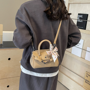 Crossbody torbica - PU materijal, Platinum stil, horizontalno kvadratni oblik, poliester podstava, s jednim remenom