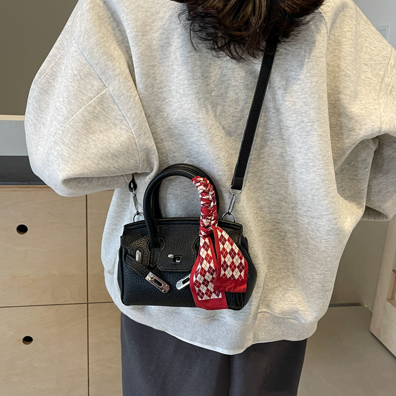 Crossbody torbica - PU materijal, Platinum stil, horizontalno kvadratni oblik, poliester podstava, s jednim remenom