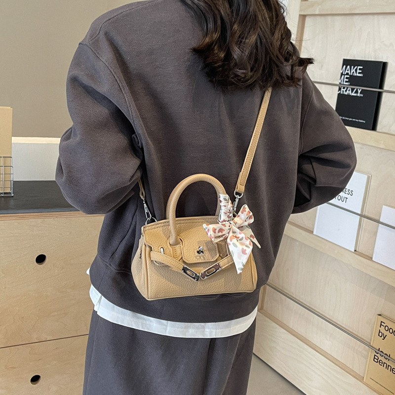 Crossbody torbica - PU materijal, Platinum stil, horizontalno kvadratni oblik, poliester podstava, s jednim remenom