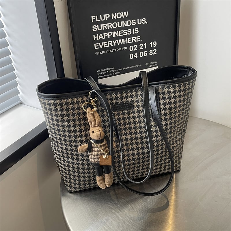 PU materijal, bucket oblik kante, zatvaranje zipom, poliester podstava, unutarnja zip pretinac