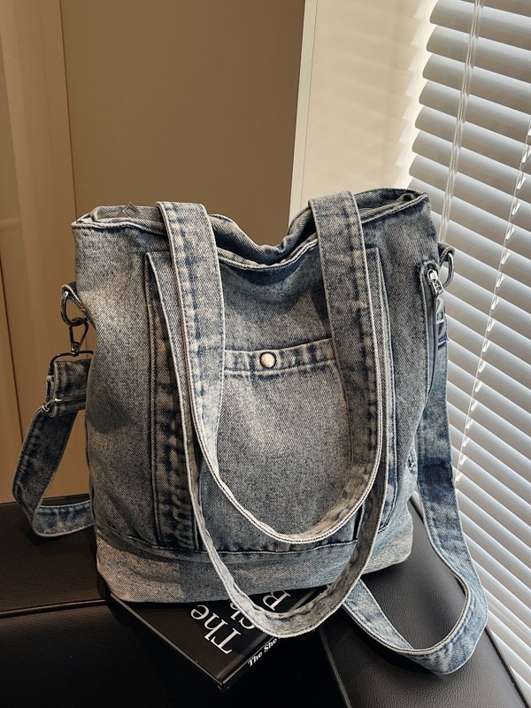 Denim tote torba, vertikalni kvadratni oblik, zatvaranje zipom, unutarnji džep sa zipom, gradski stil