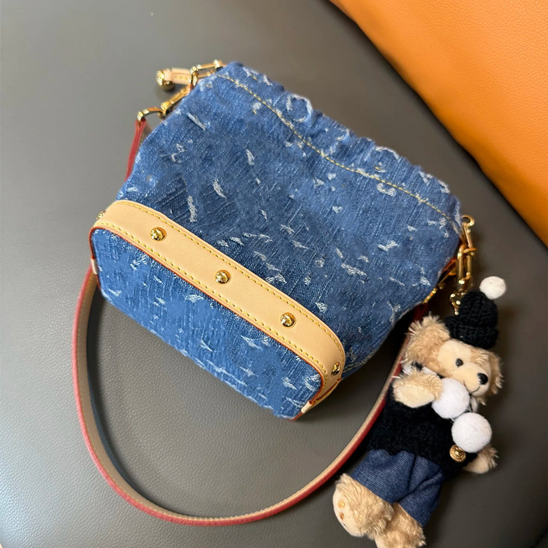Kanvas Bucket torba, street fashion stil, vodoravni kvadratni oblik, zatvaranje na zip, unutarnje pretince sa zipom i pretinac za mobitel