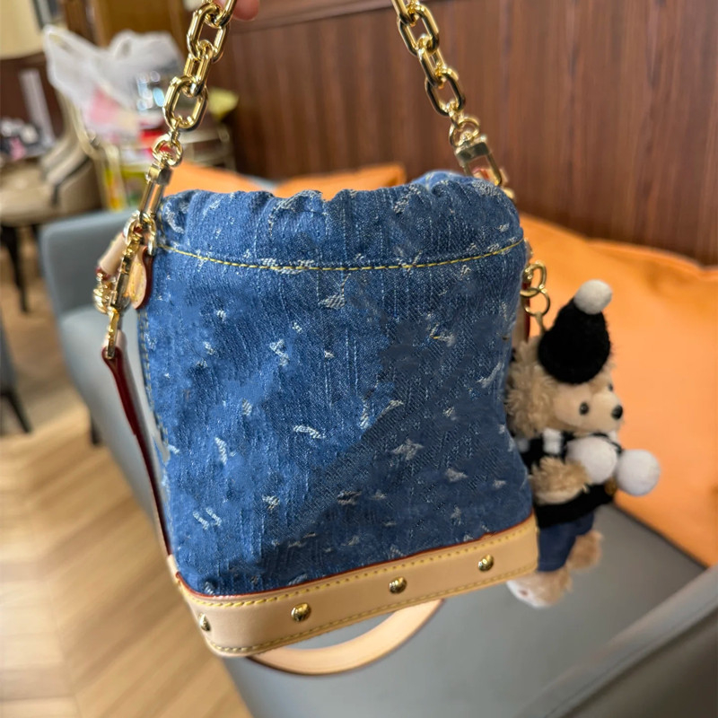 Kanvas Bucket torba, street fashion stil, vodoravni kvadratni oblik, zatvaranje na zip, unutarnje pretince sa zipom i pretinac za mobitel