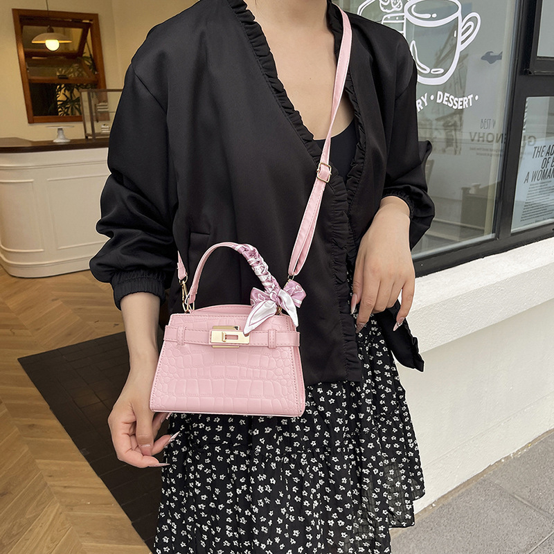 Ženska torbica za rame i crossbody - Korejski stil, elegantna lagana luksuzna torba, ulični stil (Jesen 2025, PU, vodoravni kvadratni oblik, magnetska kopča, bez podstavke)