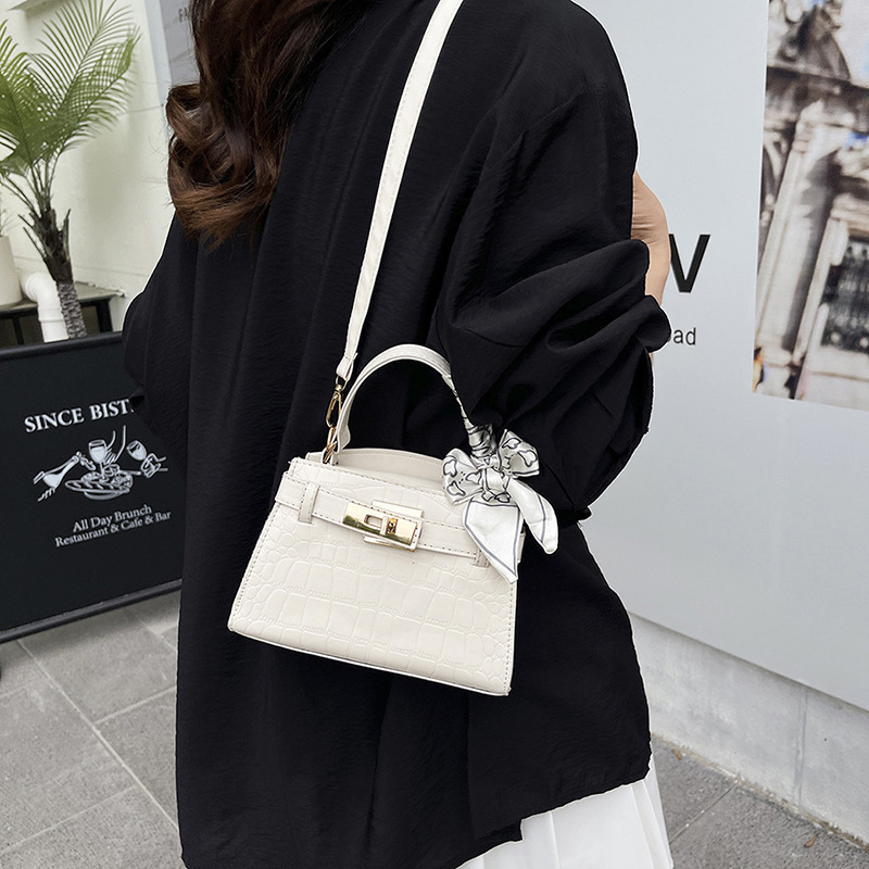 Ženska torbica za rame i crossbody - Korejski stil, elegantna lagana luksuzna torba, ulični stil (Jesen 2025, PU, vodoravni kvadratni oblik, magnetska kopča, bez podstavke)