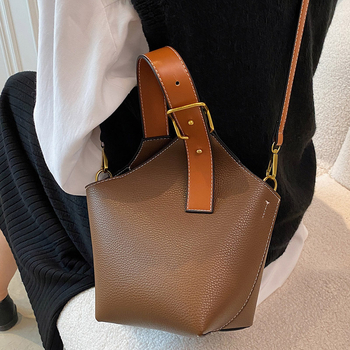 PU bucket torba u street style izričaju s zatvaranjem na zip i unutarnjim zip džepom