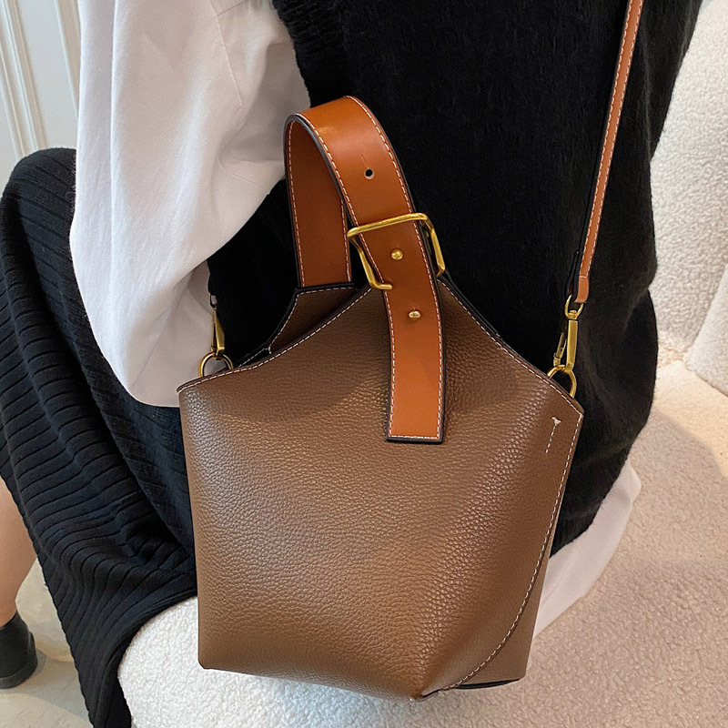 PU bucket torba u street style izričaju s zatvaranjem na zip i unutarnjim zip džepom