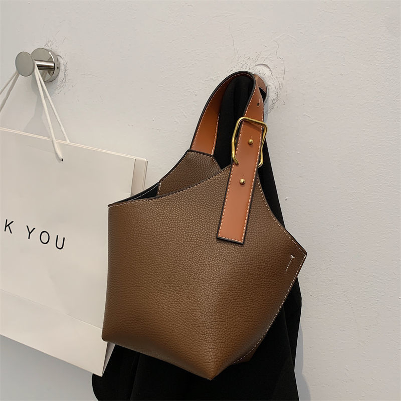 PU bucket torba u street style izričaju s zatvaranjem na zip i unutarnjim zip džepom