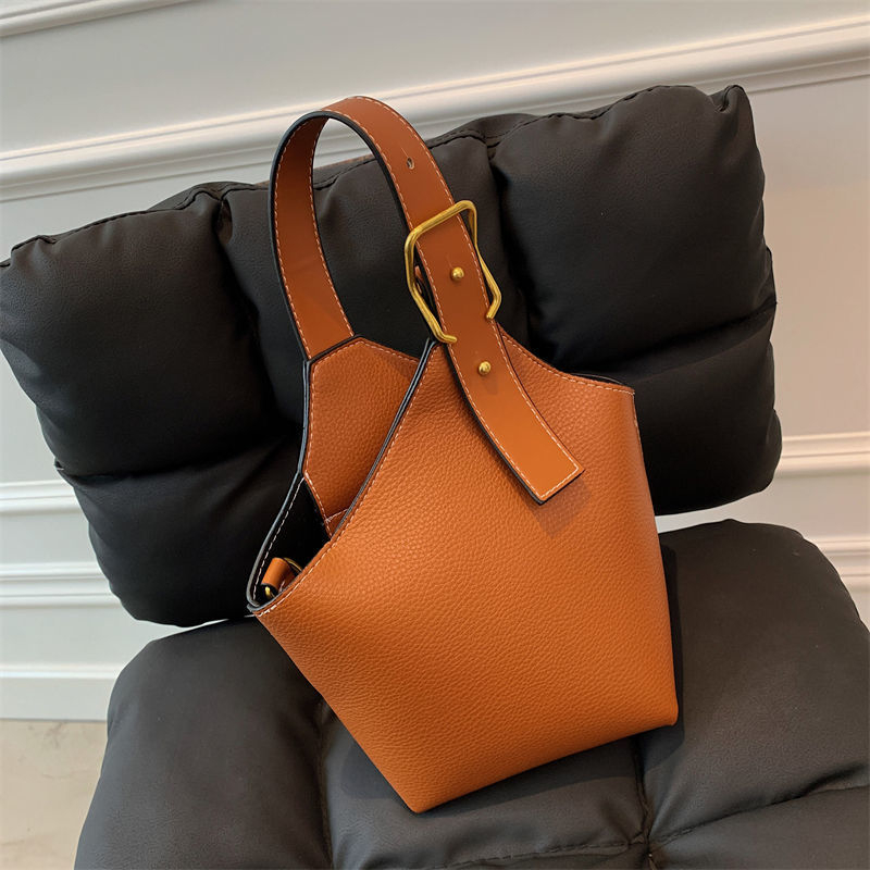 PU bucket torba u street style izričaju s zatvaranjem na zip i unutarnjim zip džepom