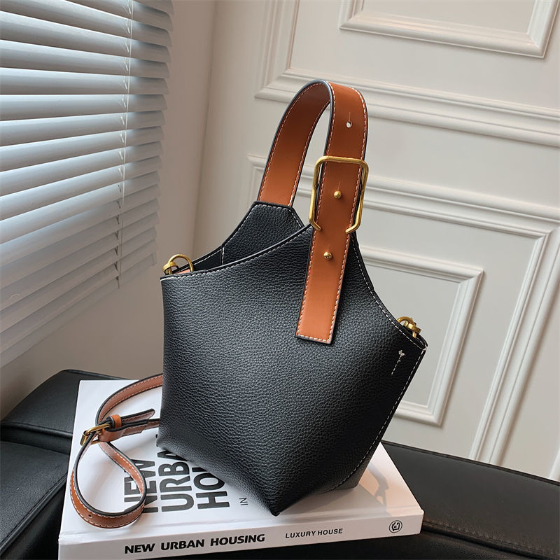 PU bucket torba u street style izričaju s zatvaranjem na zip i unutarnjim zip džepom
