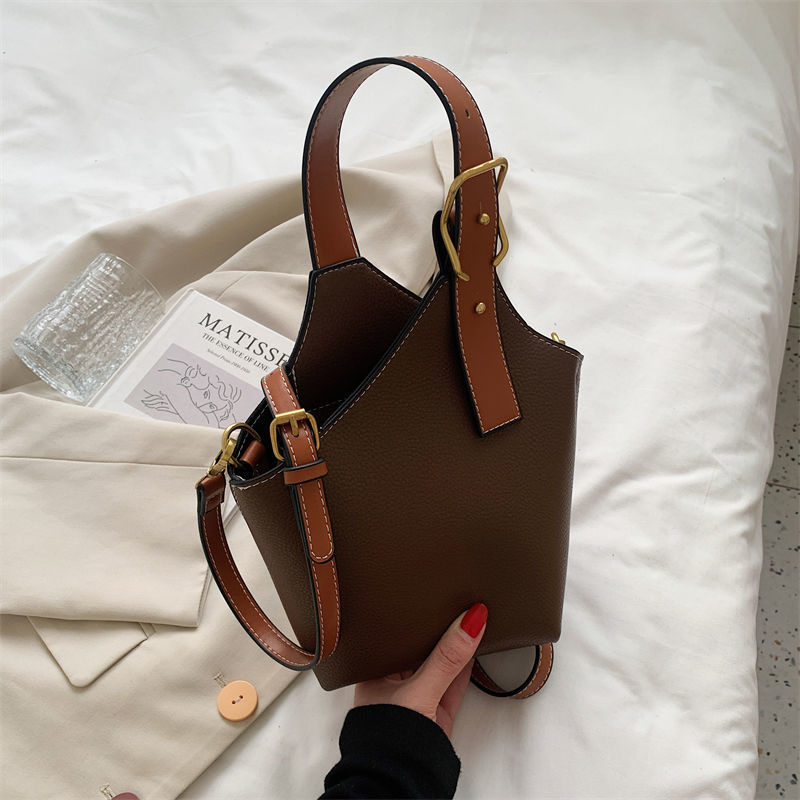 PU bucket torba u street style izričaju s zatvaranjem na zip i unutarnjim zip džepom