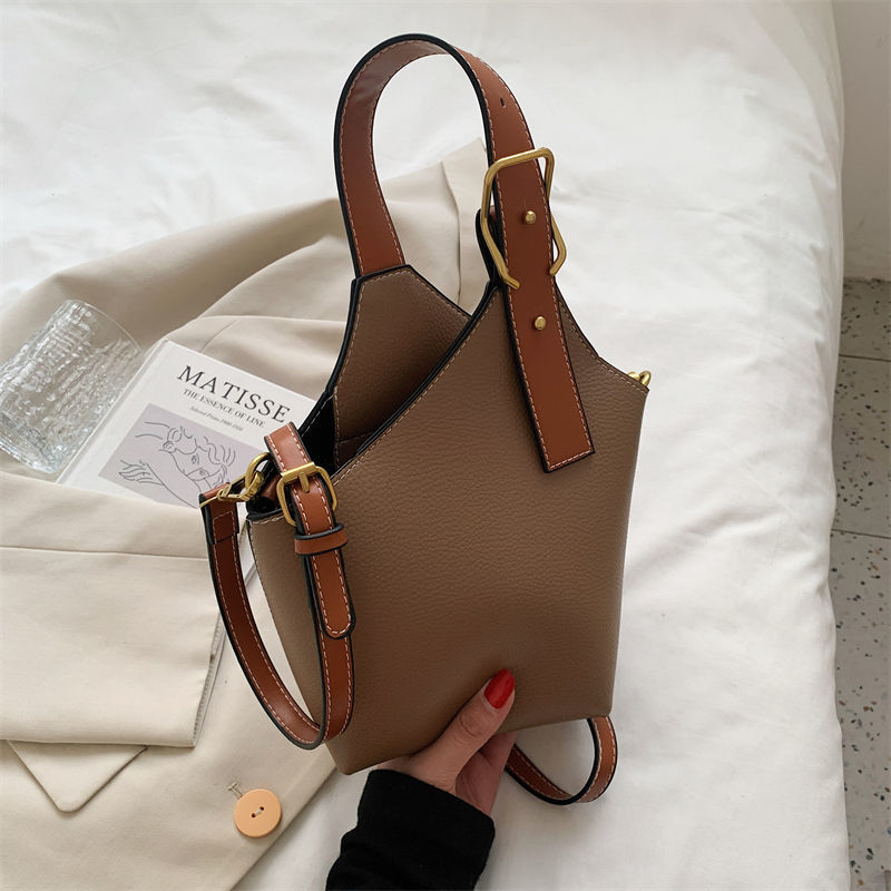 PU bucket torba u street style izričaju s zatvaranjem na zip i unutarnjim zip džepom