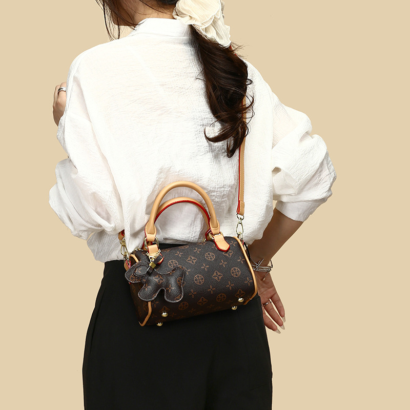 Ženska crossbody torba s gradskim minimalističkim stilom, vodoravni kvadratni oblik, zatvarač, unutarnji džep sa zatvaračem, podstava od poliestera