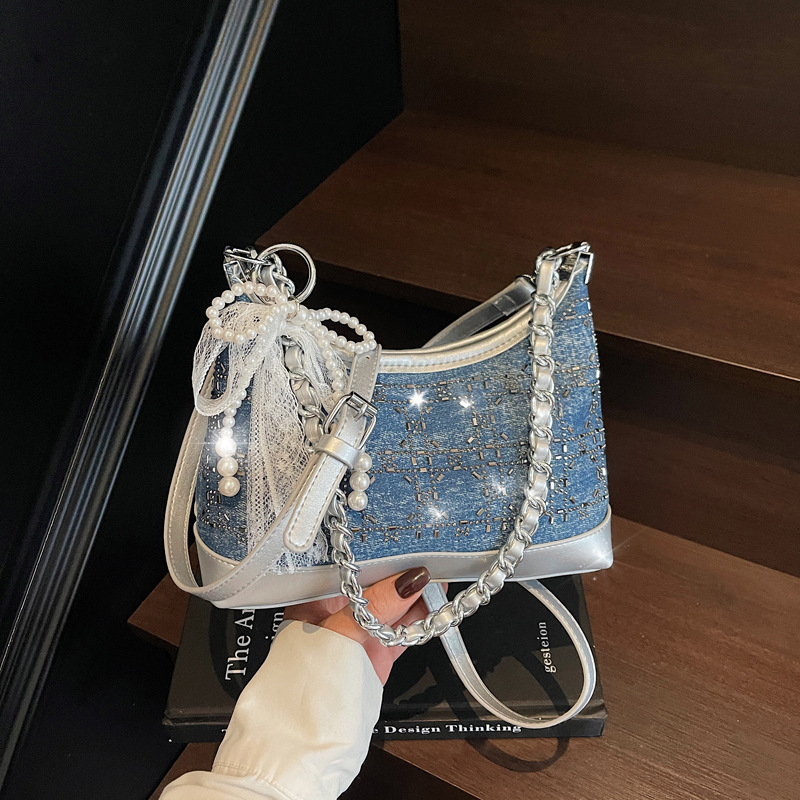 Denim torbica za pod pazuhom s lancem, remenom preko ramena, zatvarač, vodoravni kvadratni oblik, unutarnja pretinica za telefon, poliester podstava