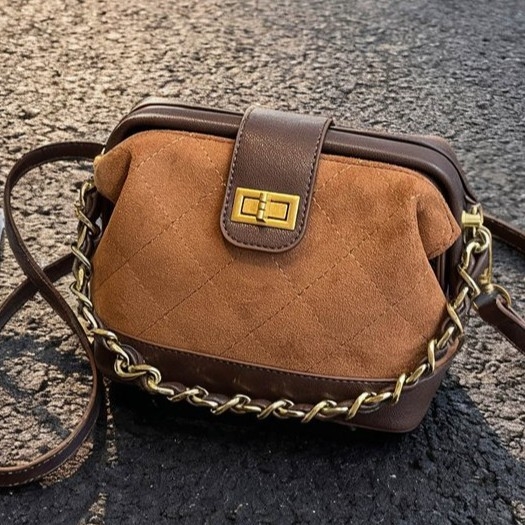 Crossbody torbica od pliša, gradski minimalistički stil, vodoravni kvadratni oblik, zaključavanje, unutarnja džep sa zipom.
