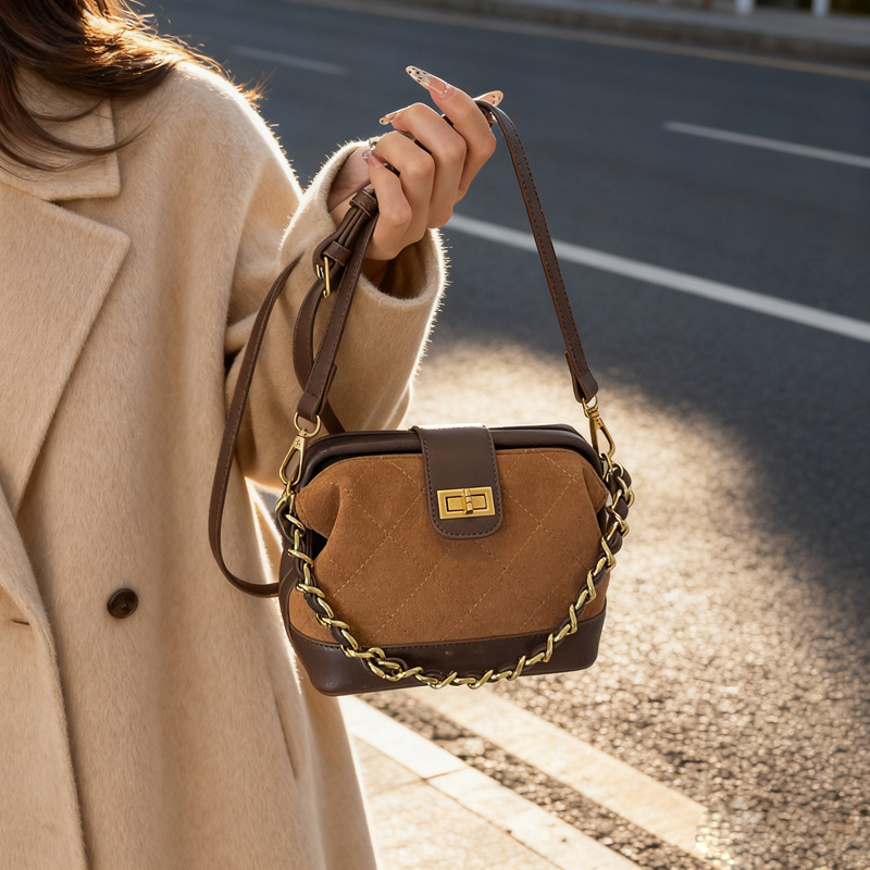 Crossbody torbica od pliša, gradski minimalistički stil, vodoravni kvadratni oblik, zaključavanje, unutarnja džep sa zipom.